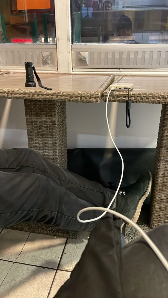warten im einsatz taschenlampe und powerbank griffbereit
